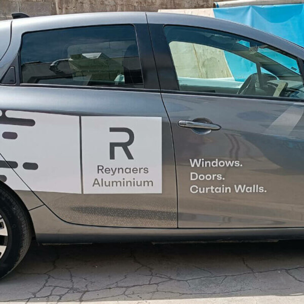 Автомобил на Reynaers Aluminium – страничен изглед Автомобил на Reynaers Aluminium - страничен изглед