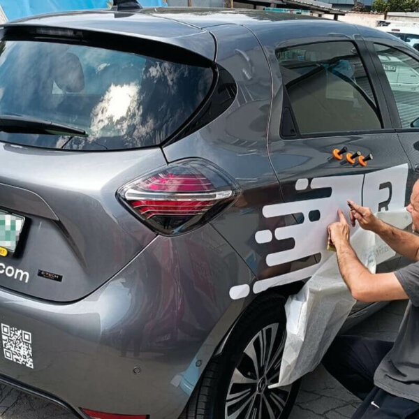 Частично облепяне на автомобил за Reynaers Aluminium Частично облепяне на автомобил за Reynaers Aluminium