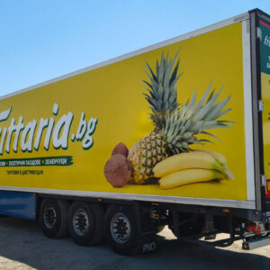 Камион с рекламни графики