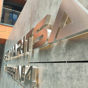 Стилна външна реклама от драскана неръждавейка