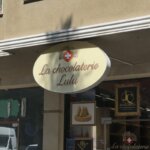 Фасада на La chocolaterie Lulu в Пловдив с монтирана елипсовидна табела над входа.