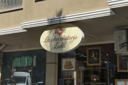 Фасада на La chocolaterie Lulu в Пловдив с монтирана елипсовидна табела над входа.