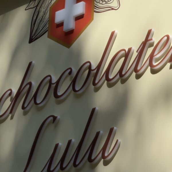 la-chocolaterie-lulu-plexiglass-sign-03 Детайл от калиграфския надпис „La chocolaterie Lulu" на плексигласовата табела.