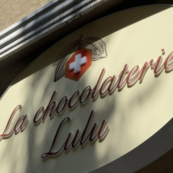 la-chocolaterie-lulu-plexiglass-sign-04 Табела с букви от плексиглас, монтирана под козирката на сградата.