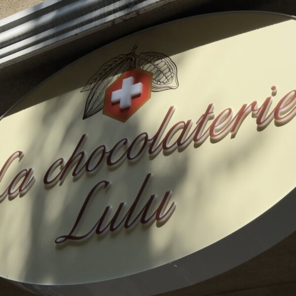 la-chocolaterie-lulu-plexiglass-sign-05 Близък план на металния кант и цветовия преход на буквите.
