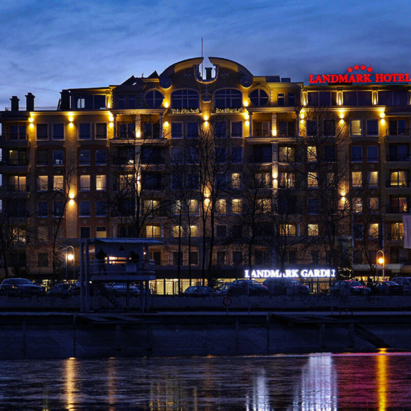 Светеща реклама за хотел Landmark в Пловдив